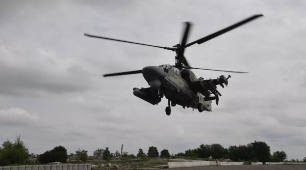 «Для решения специальных задач»: Минобороны РФ опубликовало кадры боевой работы ударного вертолёта Ка-52 1