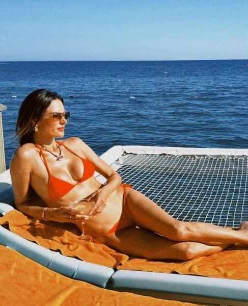 Фото папарацци VS снимки в соцсетях: как 42-летняя модель Victoria's Secret Алессандра Амброзио выглядит в купальнике?