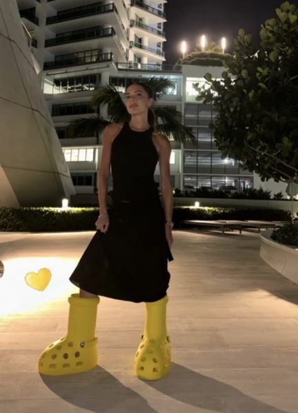 Код желтый: Виктория Бекхэм появилась в самых уродливых сапогах сезона