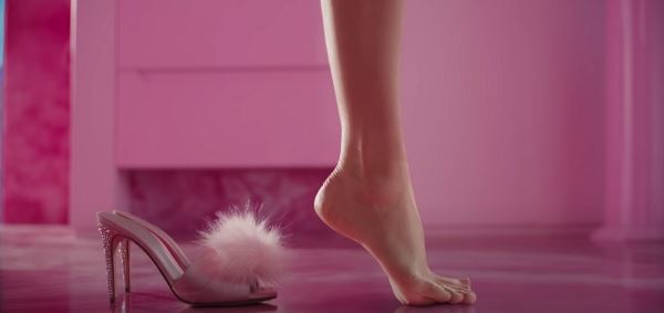 Новый тренд на «Ноги Барби» вызвал возмущение ортопедов. ТикТокерши встают на носочки, копируя Марго Робби