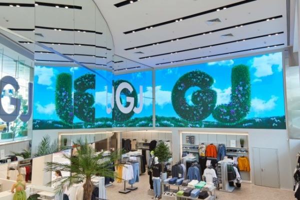 Диджитал-инсталляции и кастомайзинг одежды: Gloria Jeans открыл самый большой высокотехнологичный магазин в России