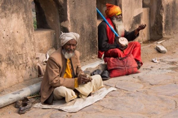 Миллионер из трущоб в реальной жизни: индиец стал долларовым миллионером, попрошайничая на улице
