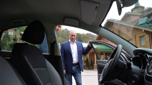 «Нужно стремиться к развитию отечественных брендов»: Путин призвал чиновников пересесть на российские автомобили