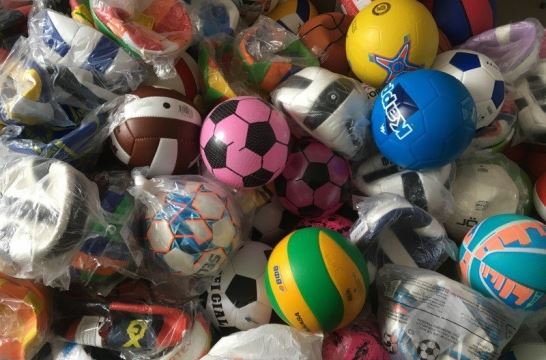 Школы Кировской области собрали более 200 мячей для детей Запорожья