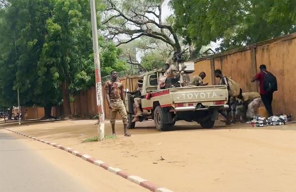 «Взрывоопасная ситуация»: мятежные власти Нигера обвинили Францию в нарушении воздушного пространства 1